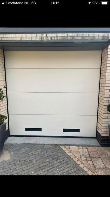 Sectionale Garagedeur geïsoleerd nieuw Novoferm loopwerk beschikbaar voor biedingen