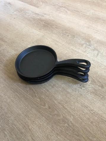 Gietijzeren mini koekenpannetjes 12 cm beschikbaar voor biedingen