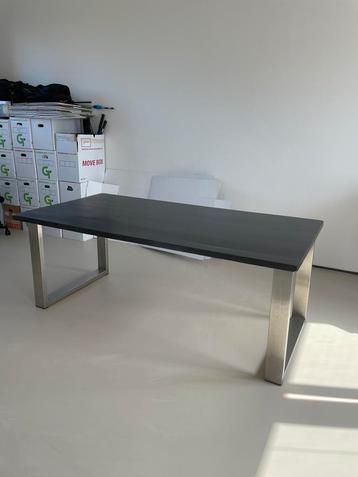 Tafel hout zwart rechthoekig met zilveren poten beschikbaar voor biedingen