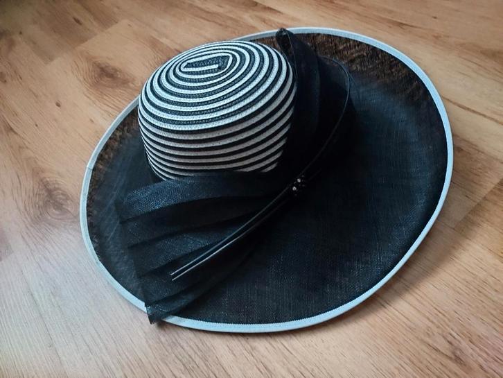 Exclusieve Bruidsmoeder Hoed - Donkerblauw/Wit, Kleding | Dames, Hoeden en Petten, Zo goed als nieuw, Hoed, One size fits all