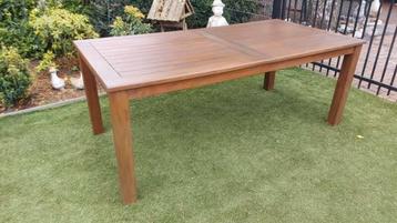 Supermooie houten tuintafel  beschikbaar voor biedingen