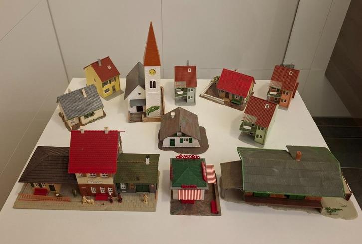treinhuisjes huisjes HO treinbaan dorp kerk station, Hobby en Vrije tijd, Modeltreinen | H0, Gebruikt, Brug, Tunnel of Gebouw