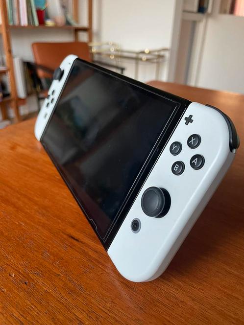 Nintendo Switch OLED console wit, Spelcomputers en Games, Spelcomputers | Nintendo Switch, Zo goed als nieuw, Switch OLED, Met 2 controllers