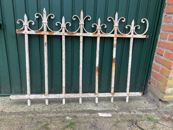 Brocante wit smeedijzeren hekje - tuinhekje, Tuin en Terras, Tuinhekken en Hekwerk, Gebruikt, Tuinhek, IJzer, Ophalen