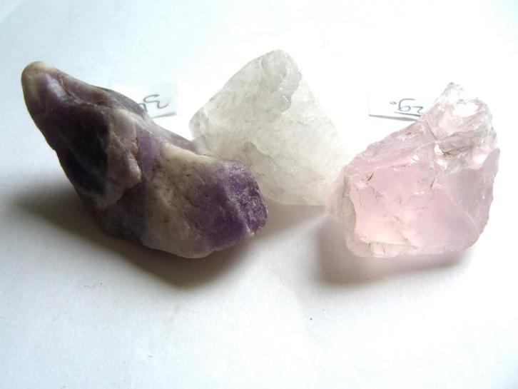 gouden driehoek 96g 3,59 amethist bergkristal of rozenkwarts, Verzamelen, Mineralen en Fossielen, Mineraal, Ophalen of Verzenden