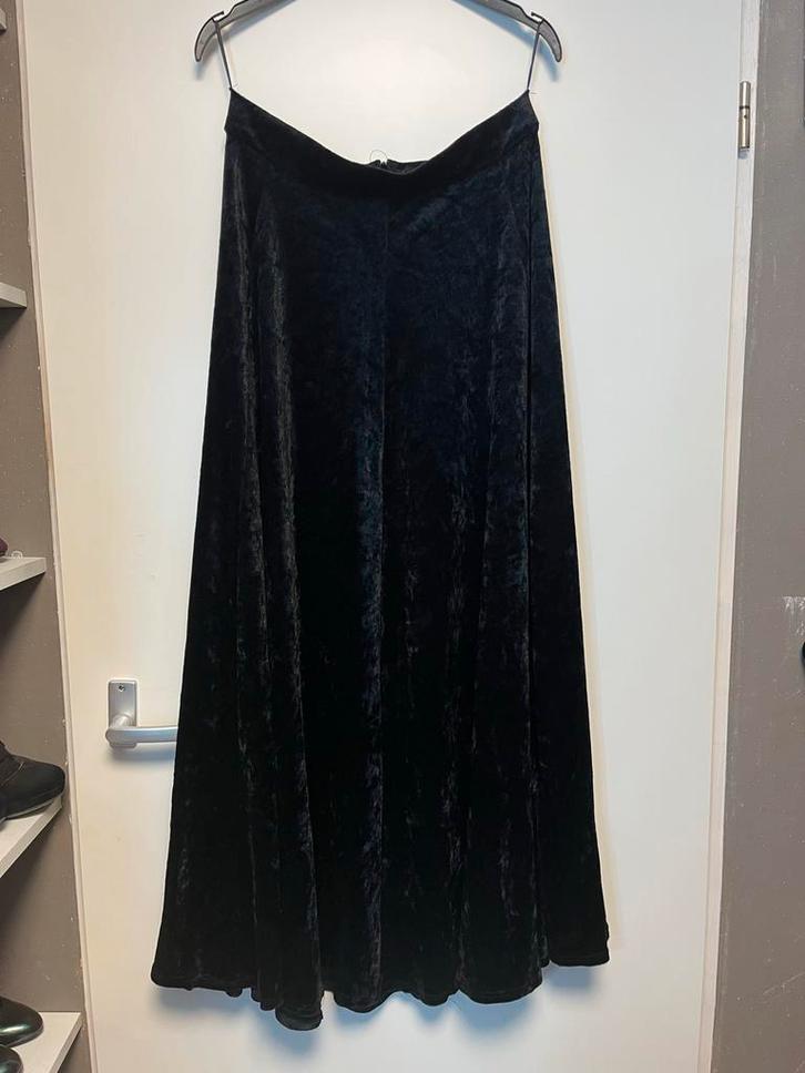 Velours Gothic Rok - Maat M/L, Kleding | Dames, Rokken, Zo goed als nieuw, Maat 38/40 (M), Zwart, Knielengte, Ophalen of Verzenden