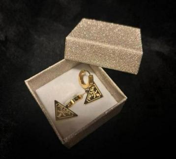 Prada oorhangers oorbellen goud nieuw beschikbaar voor biedingen