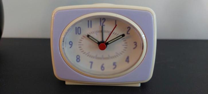 Retro Wekker - Paars/Beige met allarm, Huis en Inrichting, Woonaccessoires | Klokken, Zo goed als nieuw, Wekker of Tafelklok, Analoog