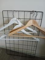 Partij houten kledinghangers wit en bruin, Maat 38/40 (M), Kostuum of Pak, Bruin, Ophalen of Verzenden