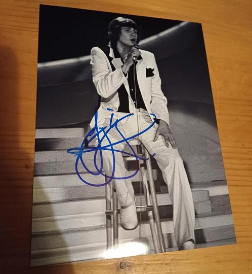 Johnny Logan handtekening gesigneerde foto 20x15cm, Verzamelen, Muziek, Artiesten en Beroemdheden, Zo goed als nieuw, Foto of Kaart