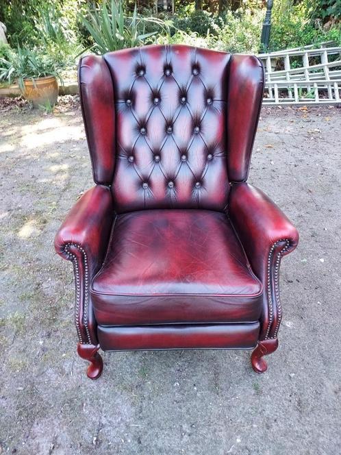 Chesterfield rode leren wingfauteuille met voetensteun., Antiek en Kunst, Antiek | Meubels | Stoelen en Banken, Ophalen