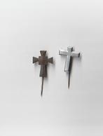 2 dunmetaal religie speldjes met kruis, Verzamelen, Speldjes, Pins en Buttons, Ophalen of Verzenden, Gebruikt, Overige onderwerpen