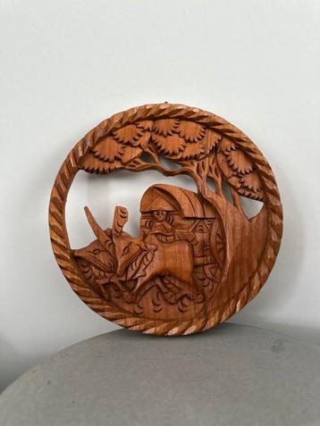 Vintage Indonesisch houtsnijwerk beschikbaar voor biedingen