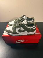 Nike Dunk Low Medium Olive | EU 40.5, Kleding | Heren, Schoenen, Overige kleuren, Nieuw, Ophalen of Verzenden, Sneakers of Gympen
