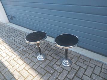 Twee gave antieke art deco tafeltjes in zeer goede staat  beschikbaar voor biedingen