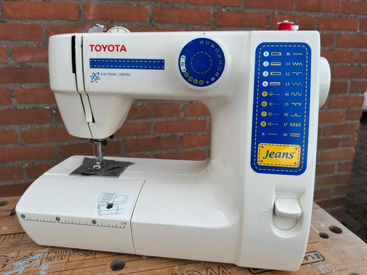Toyota FJS18 Elektrische Naaimachine - Jeans model, Hobby en Vrije tijd, Naaimachines en Toebehoren, Zo goed als nieuw, Naaimachine