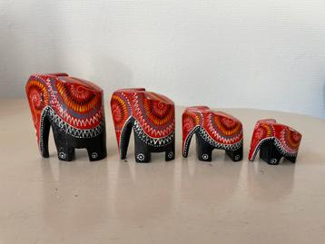 4 vintage houten olifantjes beschikbaar voor biedingen