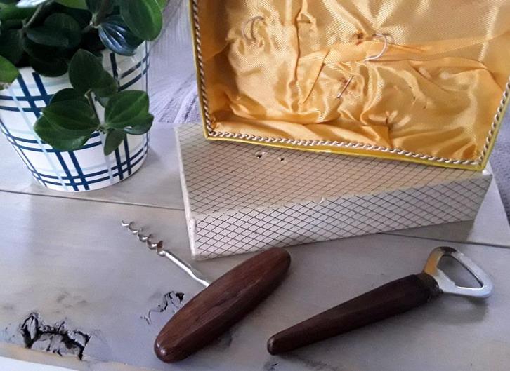Retro vintage flesopener + kurkentrekker - houten handvaten, Antiek en Kunst, Curiosa en Brocante, Ophalen of Verzenden