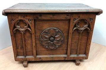 Kleine eiken neogotiek kist 19e eeuw

 beschikbaar voor biedingen