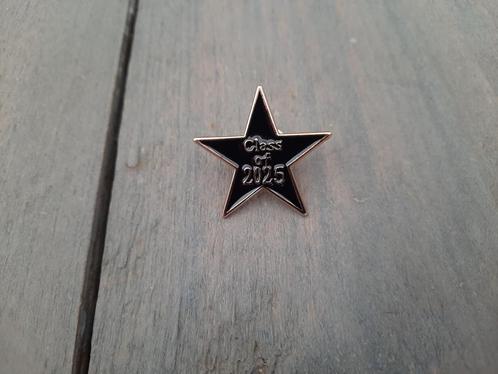 1 mooie pin van een ster met de tekst Class of 2025 te koop, Verzamelen, Speldjes, Pins en Buttons, Nieuw, Speldje of Pin, Overige onderwerpen
