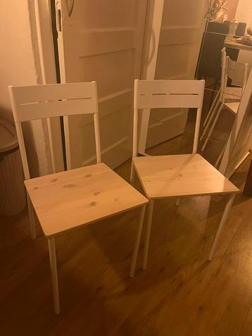 Twee wit stoeltjes met houden zitvlak