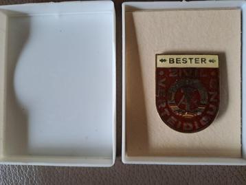 DDR draaginsigne : Beste civiele bescherming ( 1976-1981) beschikbaar voor biedingen