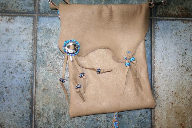 Nieuw zacht echt  leder schoudertas kralen  koopje, Sieraden, Tassen en Uiterlijk, Tassen | Schoudertassen, Nieuw, Overige kleuren