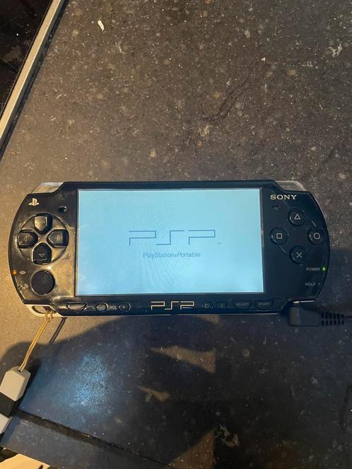 PSP • 4 spellen & beschermhoes • werkt perfect!, Spelcomputers en Games, Spelcomputers | Sony PSP, Zo goed als nieuw, Zwart, Ophalen of Verzenden