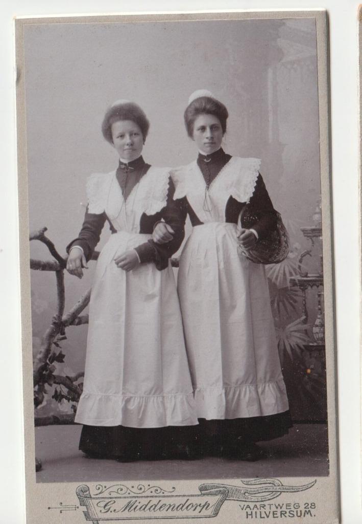 CDV 2 dienstmeiden door G. Middendorp Art Nouveau Jugendstil, Verzamelen, Foto's en Prenten, Gebruikt, Foto, Overige onderwerpen