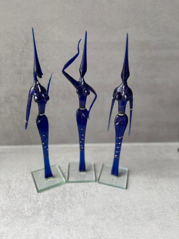 Set 3 dansende dames van Blauw glas beschikbaar voor biedingen