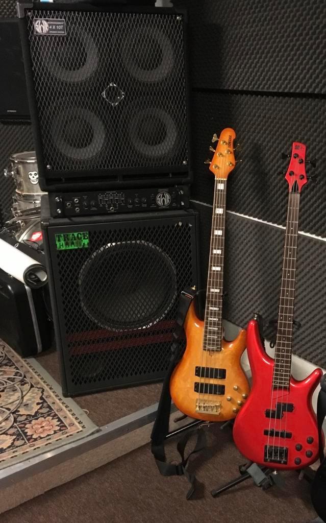 SWR basversterker met speakerkast(en) en 2 basgitaren, Muziek en Instrumenten, Versterkers | Bas en Gitaar, Zo goed als nieuw