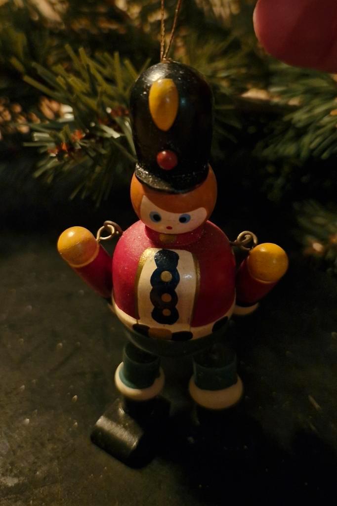 Houten met de handgeschilderde kerstornamenten, Antiek en Kunst, Curiosa en Brocante, Ophalen of Verzenden