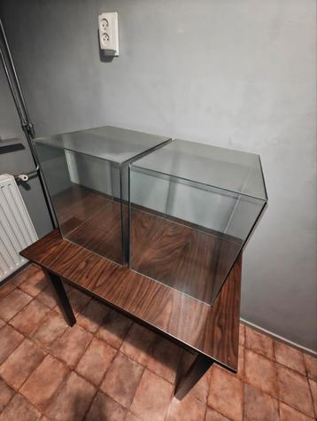 2 grote vierkante zware glazen stolpen  beschikbaar voor biedingen