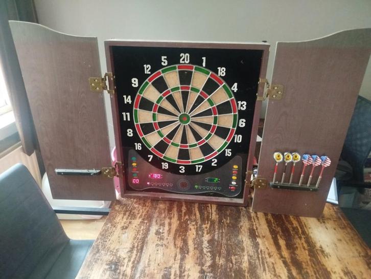 Dartkast met Elektronisch Dartbord, Sport en Fitness, Darts, Gebruikt, Dartbord, Elektronisch, Soft tip, Ophalen