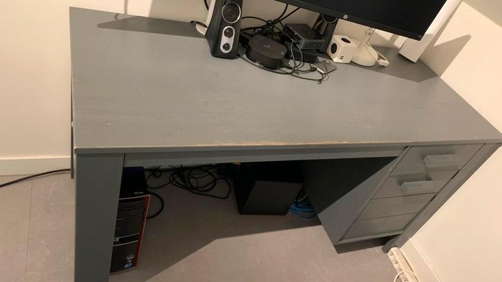 WOOOD Dennis Bureau - Grijs - 140cm, Huis en Inrichting, Bureaus, Gebruikt, Bureau, Ophalen