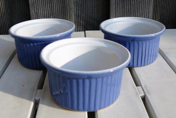 Emile Henry 3 blauwe ramekin (s) met een doorsnee van 9 cm. 