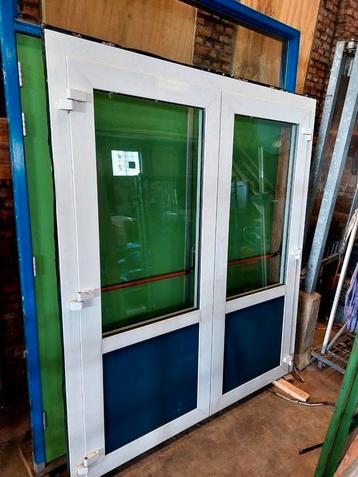 Aluminium dubbele deur met kozijn beschikbaar voor biedingen
