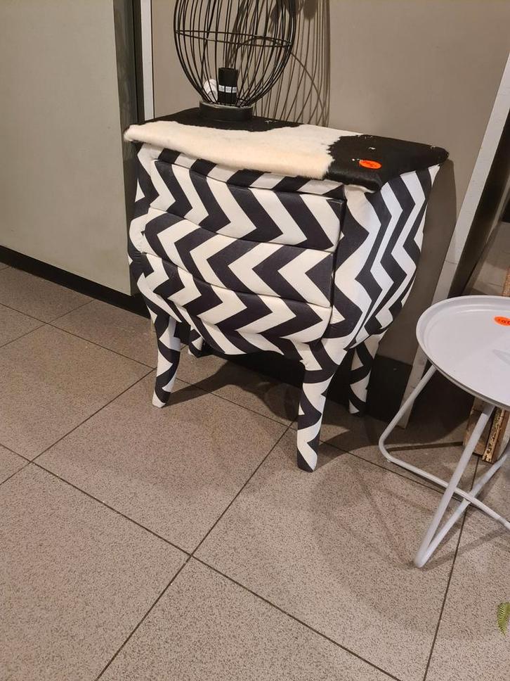 Brocante buikkastje zigzag stof koeienhuid top €145, Antiek en Kunst, Curiosa en Brocante, Ophalen