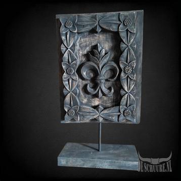 Houten decoratie met Fleur-de-lis beschikbaar voor biedingen