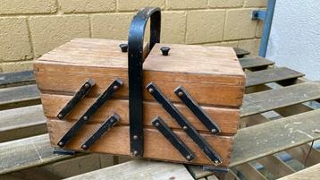 Vintage houten naaikistje beschikbaar voor biedingen