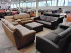 Second Life Wolvega. Veel banken, tafels, stoelen enz.