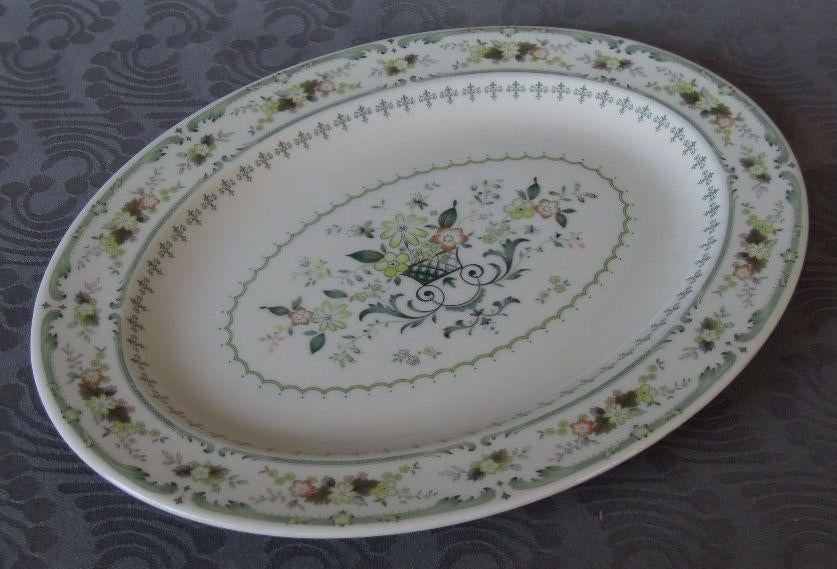 NR TT5: 1 Kleine platte Royal Doulton Provencal schaal, Doulton. Tweedehands onbekend, Nieuw, Ophalen of Verzenden, Schaal of Schalen