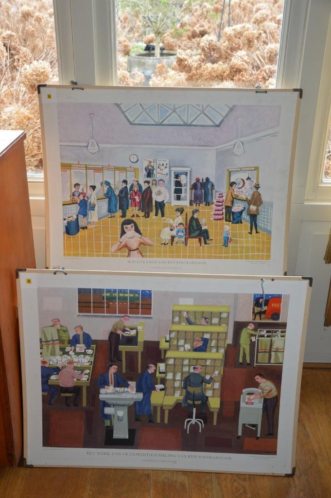 2 Schoolwandplaten over de PTT: Wachtkamer van een postkanto, Antiek en Kunst, Antiek | Schoolplaten, Stad- en Dorpsgezichten