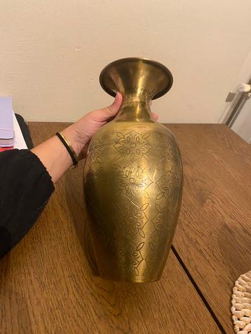 Gouden vaas beschikbaar voor biedingen