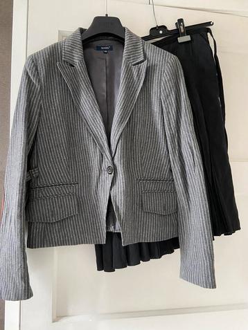 Jasje en rok. In nieuwstaat. beschikbaar voor biedingen