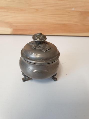 Tinnen bakje met deksel beschikbaar voor biedingen