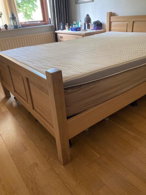 Bed , commode plus een nachtkastje ( massief eiken hout ), Huis en Inrichting, Slaapkamer | Bedden, 140 cm, 200 cm, Hout, Ophalen of Verzenden