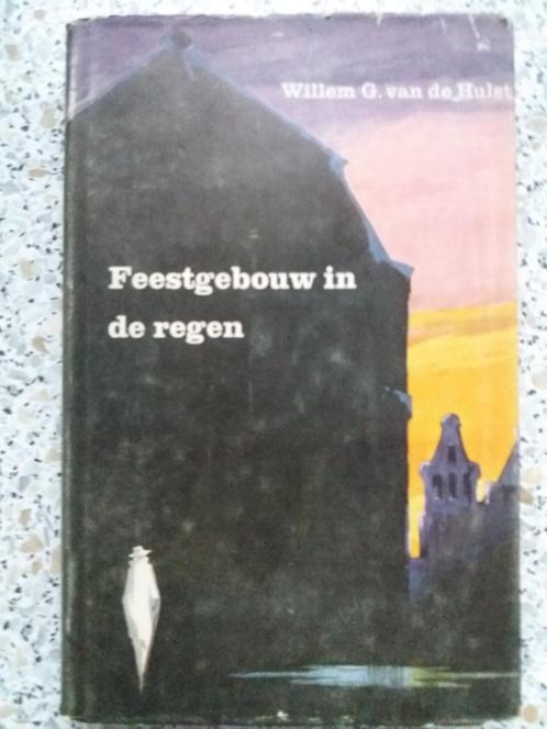 Feestgebouw in de regen, door : Willem G. van de Hulst., Boeken, Romans, Gelezen, Nederland, Ophalen of Verzenden