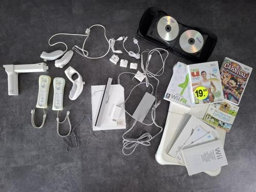 WII Console Fit Board, controllers, chuks + spellen Nintendo, Spelcomputers en Games, Spelcomputers | Nintendo Wii, Gebruikt, Met 2 controllers