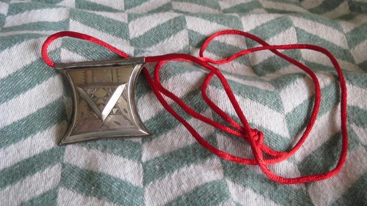 A. Toeareg zilveren kettinghanger, 4,2x4,2x0,6cm, aan koord, Sieraden, Tassen en Uiterlijk, Kettingen, Nieuw, Zilver, Zilver, Met hanger